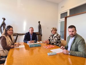 A valedora e valedor transfronteirizos coa alcaldesa de Tomiño, Sandra González, e o presidente da Cámara Municipal de Cerveira, Rui Teixeira