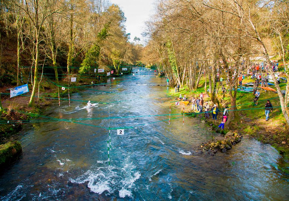 Elite ibérica do slalom desafia o Rio Coura em Covas